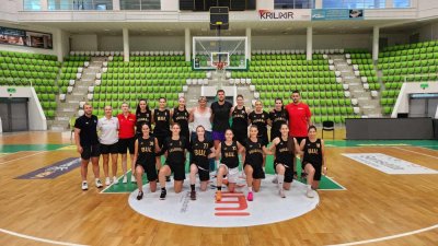 Полина Цекова и Александър Везенков посетиха тренировка на националките по баскетбол