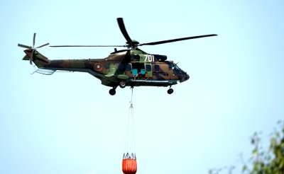 Хеликоптери започнаха да гасят горящите складове край Елин Пелин (ВИДЕО)