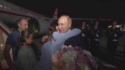 "Вече сте си у дома" - Путин посрещна осемте освободени затворници