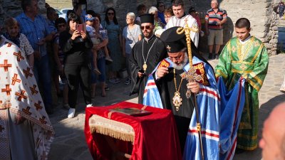 Митрополит Киприан отслужи литургия в Потопената църква край Жребчево