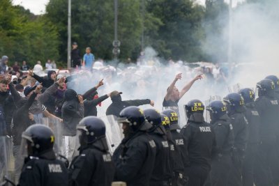 Първи присъди за участници в размириците които обхванаха Великобритания през