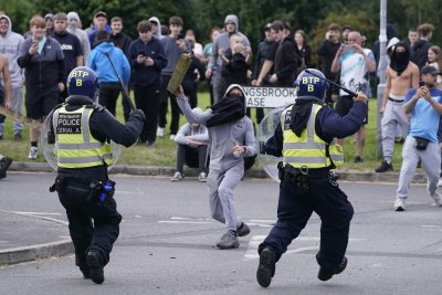 Свикват извънредния комитет "Кобра" във Великобритания заради продължаващите протести
