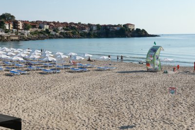 В медикаментозна кома е 9-годишното дете, премазано от почистваща машина на плажа в Созопол (ОБЗОР)