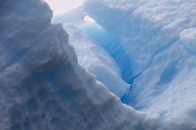 Най-големият айсберг в света се върти на едно място