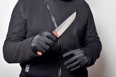 Мъж нападна с нож приятелката си и двама мъже във Вършец