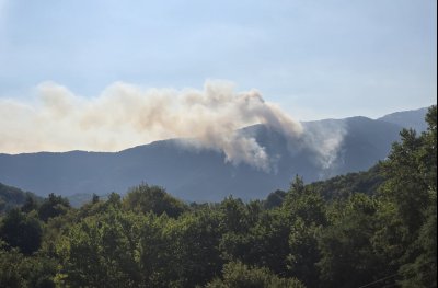 И днес продължава борбата с огнената стихия на западния фронт