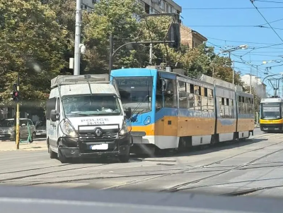 Полицейски бус пресече пътя на трамвай в столицата