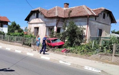 След гонка с полицията: Мъж разби колата си в двора на къща в Аспарухово
