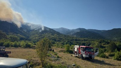 Успокоява се обстановката с пожара на българо-гръцката граница