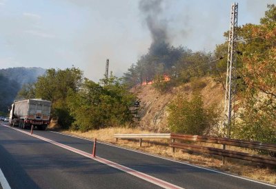 Traffic is partially stopped on main road E-79 because of a fire in the Kresna Gorge