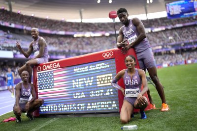 САЩ счупиха собствения си световен рекорд в смесената щафета 4х400 м