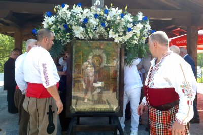 Литийно шествие с иконата на Св. Богородица Троеручица от Троянския манастир (СНИМКИ)