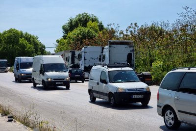 Тапи във Варна изнервят шофьори, от общината - проблем няма