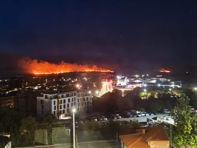 Пожар бушува в непосредствена близост до Плевен