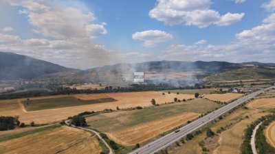 Борбата с пожарите продължава на няколко фронта