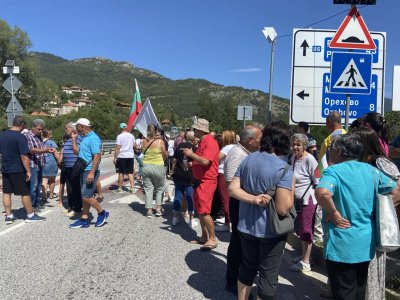 Протест блокира главния път Пловдив Смолян при разклона за село Павелско