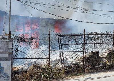 Голям пожар гори до Военна болница във Варна Сигналът е