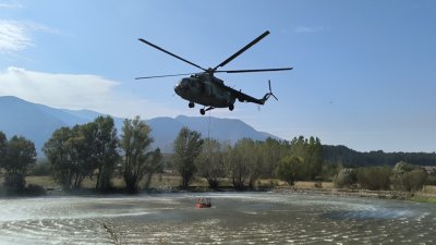 Хеликоптер на Военновъздушните сили отново се включи в борбата с