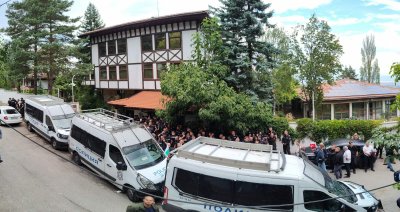 Привърженици на Ахмед Доган прекараха нощта в палатки пред дома