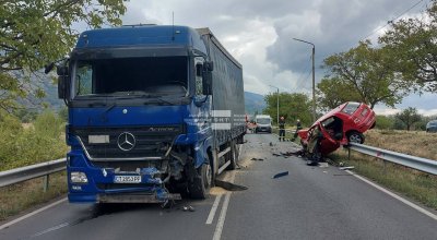 Кола се удари челно в тир: Мъж загина край Сопот