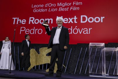 Лентата Съседната стая The Room Next Door на режисьора Педро