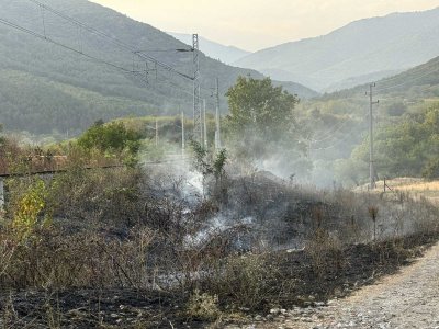 Товарен влак който извършва частен превоз отново запали няколко огнища