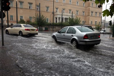 Мощна буря предизвика наводнения в Атина