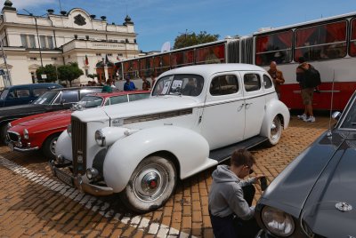 Ретро парад на класически автомобили на жълтите павета (СНИМКИ)