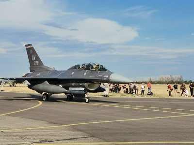 Президентът Румен Радев в полет с изтребител F-16 (СНИМКИ)