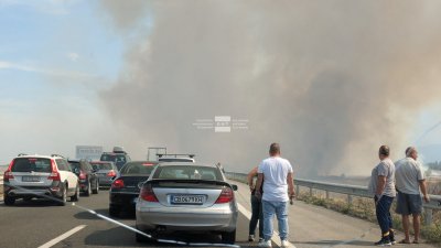 Голям пожар гори край АМ "Тракия" в района на Пазарджик (ВИДЕО)