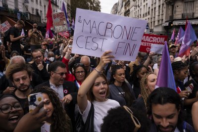 Десетки хиляди протестираха в Париж и в цяла Франция срещу