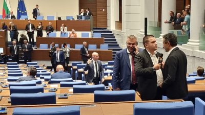 Заседанието на парламента беше прекратено заради липса на кворум След