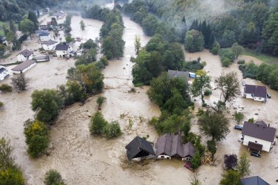 14 души загинаха при наводнения в Босна (СНИМКИ)