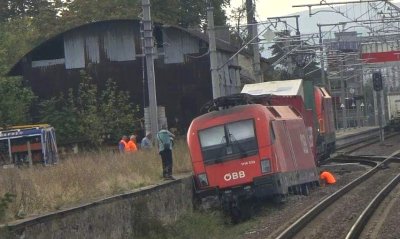 Товарен влак дерайлира на гара "Любимец"