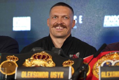 Световният шампион в тежка категория на WBC WBA и WBO