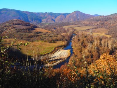 Времето остава ветровито