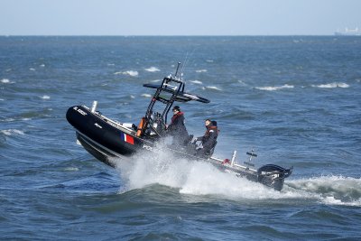 Бебе загина, а 65 души бяха спасени след потъване на мигрантска лодка край Франция