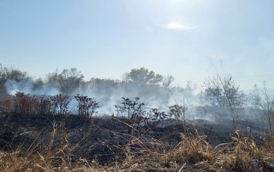 Пожарникари продължават да обливат тлеещото огнище край Катуница