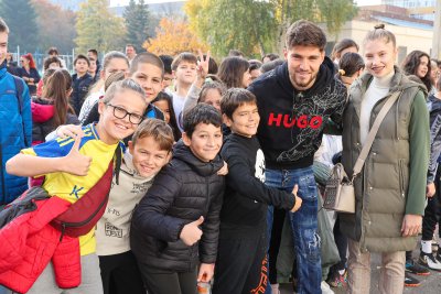 Олимпийската шампионка Ерика Зафирова и футболистът Християн Петров бяха специални гости на спортния празник на 144 СУ