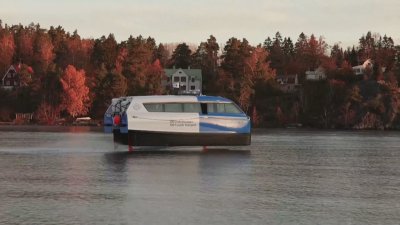 Електрически пътнически ферибот който се движи над водата с помощта