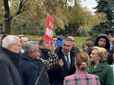 Пред парламента се провежда протест на привърженици на ДПС Ново