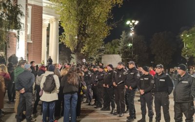 "Оръжията и човекът", второ действие: Протест и контрапротест пред Народния театър