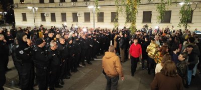 "Оръжията и човекът", второ действие: Протест и контрапротест пред Народния театър