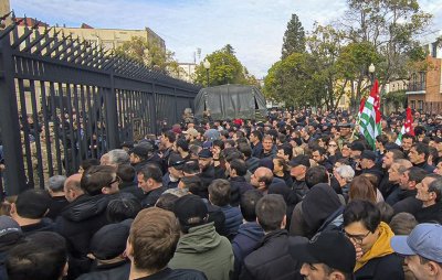 Протестиращи опозиционери превзеха днес сградите на парламента президентството и правителството