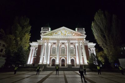 Народният театър вдига завесата си за трета поредна вечер за