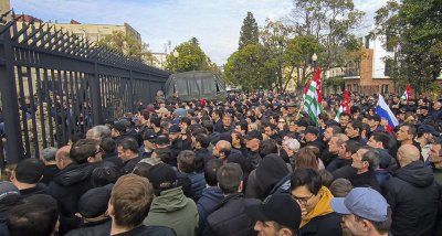 Протестиращите в Абхазия превзеха сградите на парламента, президентството и правителството