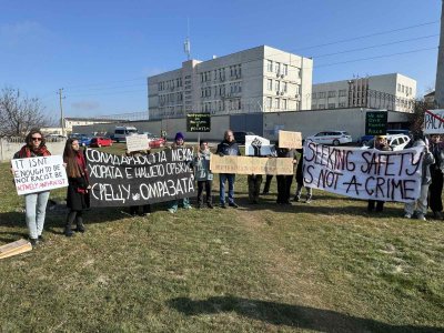 Протест пред центъра за задържане на лица търсещи закрила в