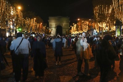 Предколедното настроение се чувства вече в Европа Емблематичният парижки булевард