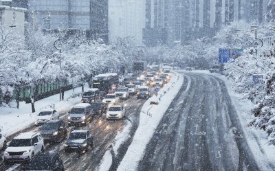 Рекордни снеговалежи отнеха живота на трима души в Сеул (СНИМКИ)