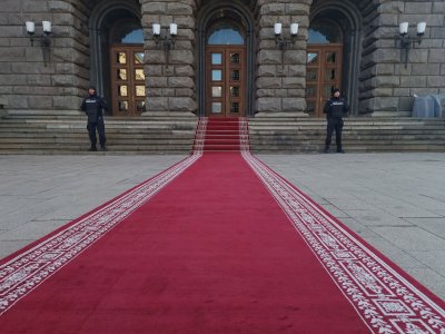 Политически безпътици: Опити за преговори, игри на нерви и политически маневри